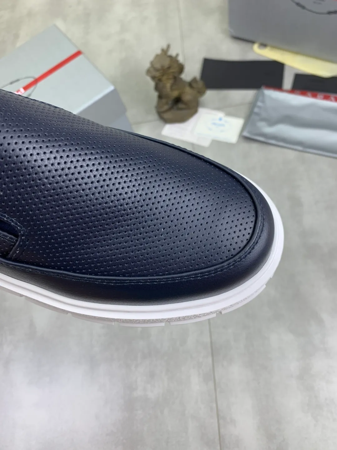 Men's shoes 💰P560💰[New model] The top version is available on the official website, 🆘 The trendy brand (Prada) mainly promotes the popular model, avant-garde and versatile fashionable men's shoes, private version mold opening, cowhide surface splicing 1:1.. Stylish and simple, original imported cowhide lining cowhide feet; the atmosphere and personality are more fashionable, eye-catching and pursuing class. It will subvert the old idea and be a must-have for fashionistas with you! Must keep it for yourself! Tall and comfortable, large and low, high-end quality workmanship. The new high-end outsole on the official website. Size: 38-45. 4️⃣colors available.